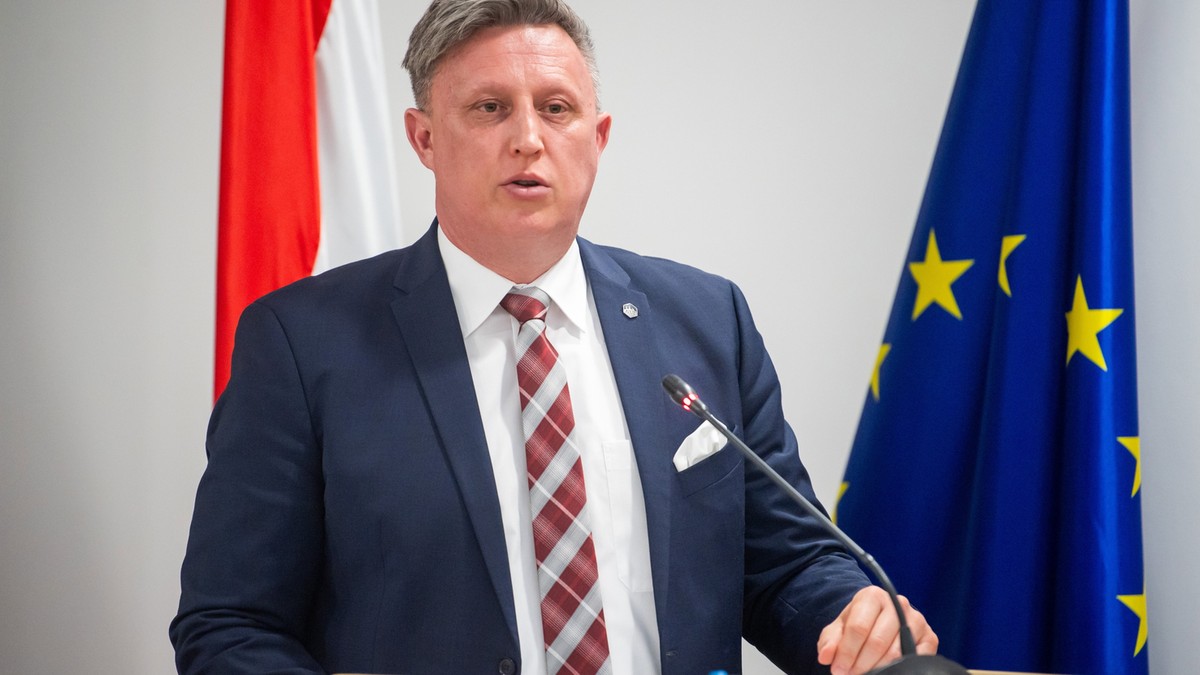 Kiszámoltuk, mennyi pénzt bukik a részegen verekedő EP-képviselő, Győrffy Balázs