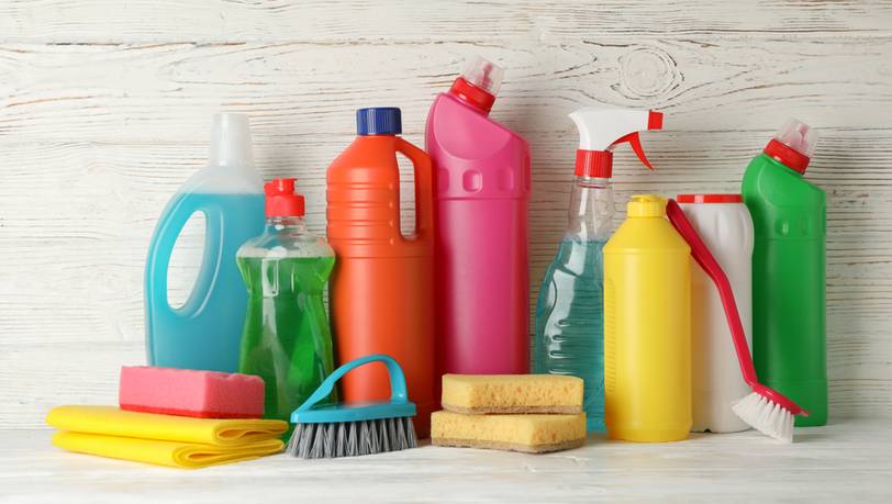 Für Bad und Haushalt: Beliebte Reinigungsmittel gegen Schimmel im Vergleich