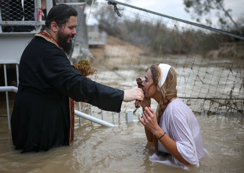 Pravoslavna vernica učestvuje u obredu na obalama reke Jordan, za koju se veruje da je mesto Isusovog krštenja, na Bogojavljanje blizu Jerihona, na Zapadnoj obali koju je okupirao Izrael | Foto: REUTERS/Shir Torem