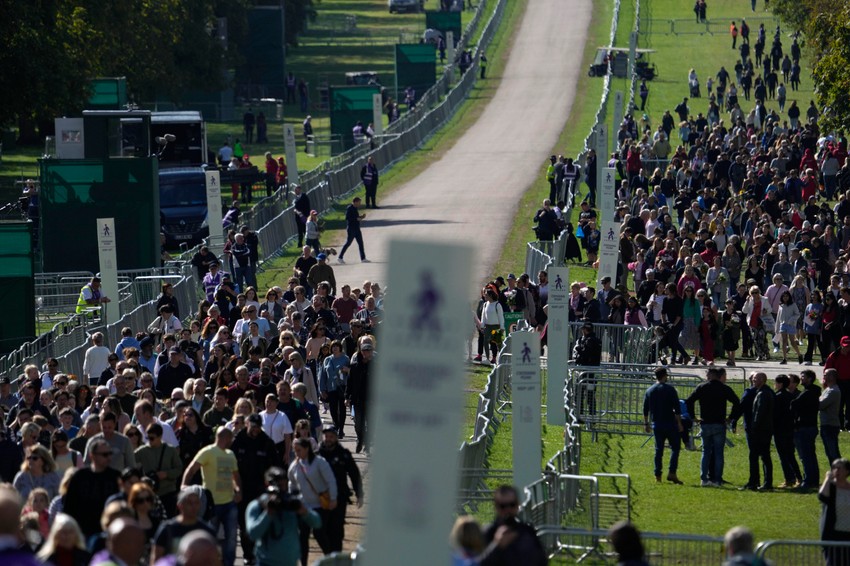 Ljudi polažu cveće kod Vindzora
