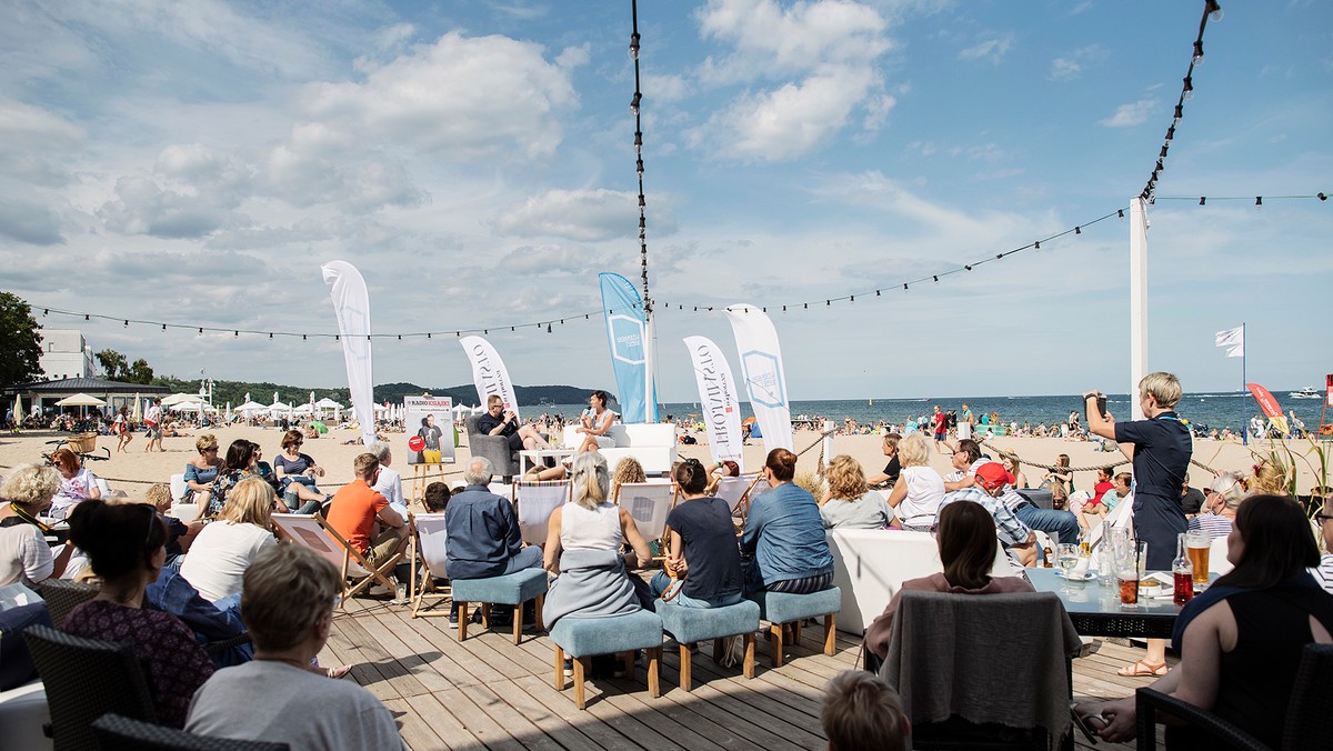 Niemal wszystkie letnie festiwale literackie odbędą się w planowanych terminach, choć z obostrzeniami związanymi z pandemią. Sezon zaczynają Izabelińskie Spotkania z Książką, już 5 czerwca, festiwal połączy więc dwie fazy obowiązywania rygorów sanitarnych.