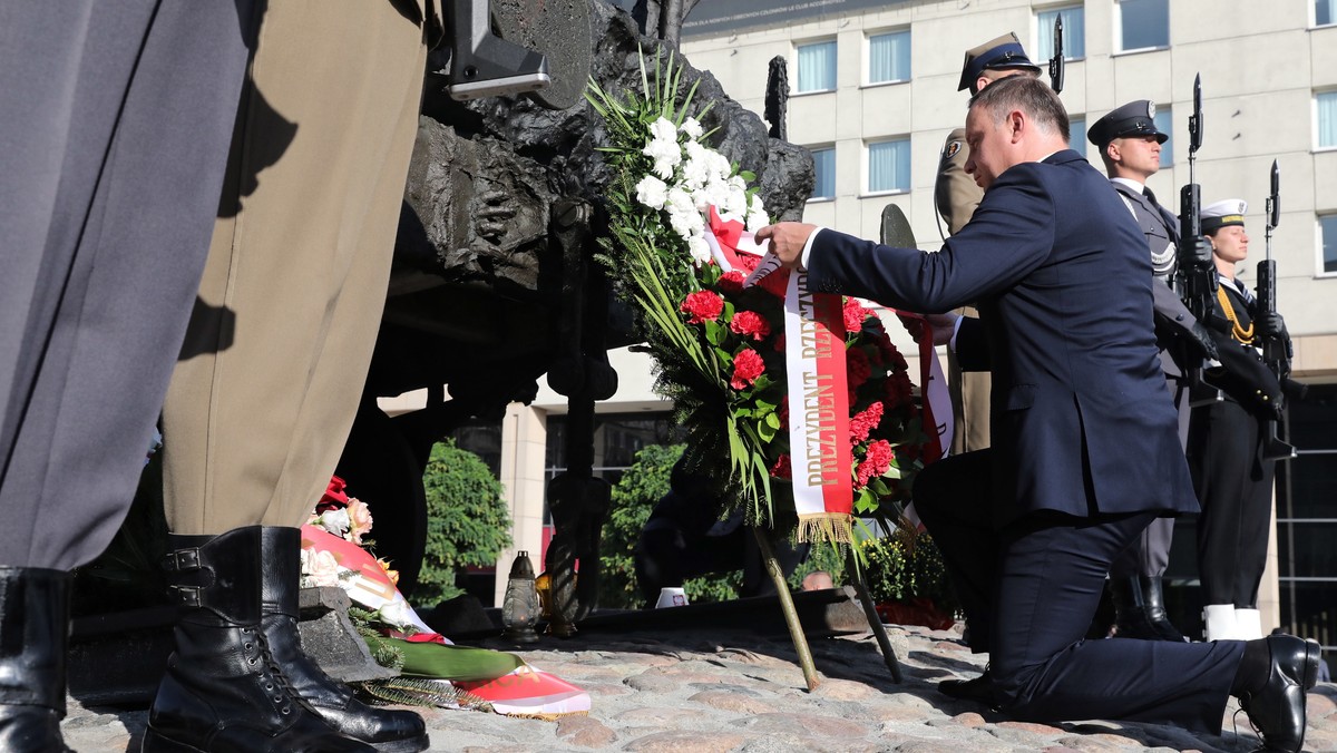 Andrzej Duda składa wieniec przed Pomnikiem Poległym i Pomordowanym na Wschodzie