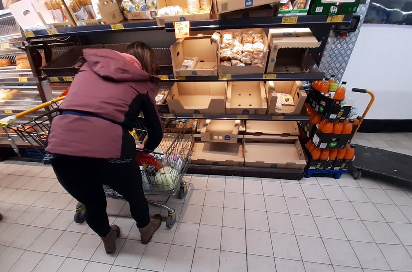 Zdjęcie z 11 marca: ludzie wykupują jedzenie w związku z epidemią koronawirusa w jednym ze sklepów w Warszawie