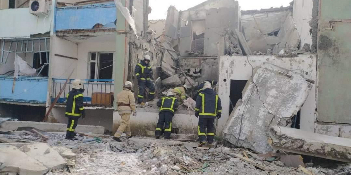 Rosjanie zbombardowali budynek mieszkalny w Słobożanske.
