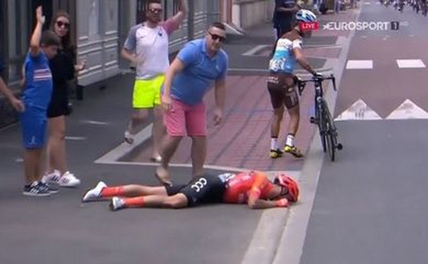 Fatalny wypadek kolarza z polskiej grupy CCC na trasie Tour de France [WIDEO]