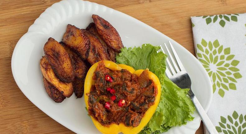 Fried plantain and peppered snails (Telandeworld)