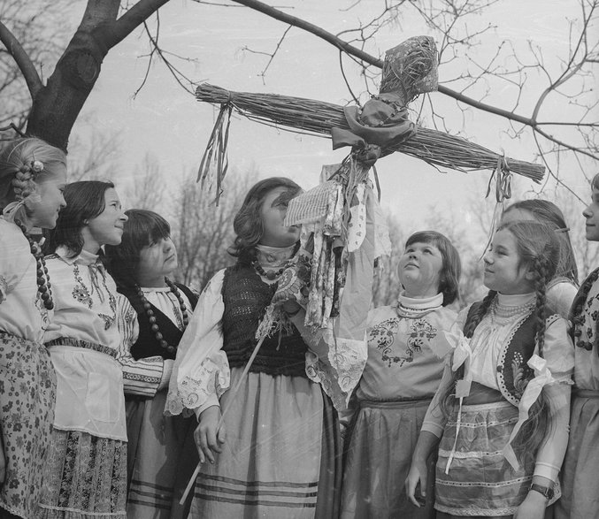 Dziewczęta w strojach regionalnych z kukłą Marzanny w 1980 r.