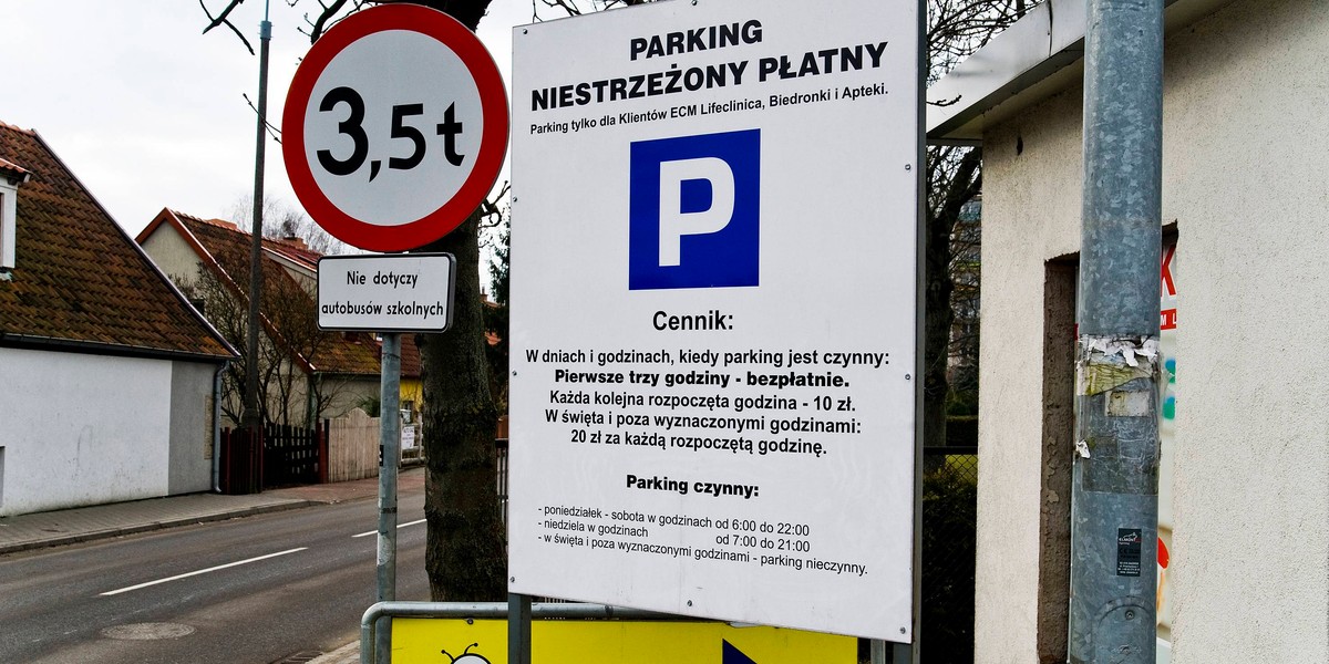 Przy sklepach coraz częściej pojawiają się parkomaty.