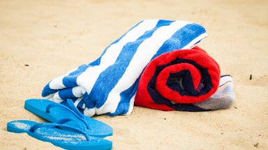 Na plaży denerwuje Cię piasek? Skorzystaj z naszego triku