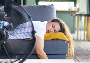 Ventilator održava sobu hladnom radi boljeg sna, ali može da podigne alergene