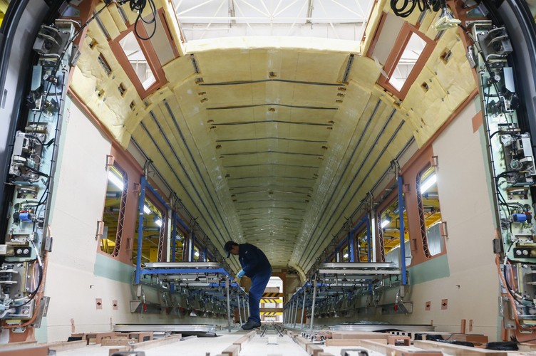 Montownia Tangshan Railway Vehicle <b>Na zdjęciu: </b> Wnętrze wagonu w trakcie montażu <br><br> fot. EPA / ROLEX DELA PENA DOSTAWCA: PAP / EPA.