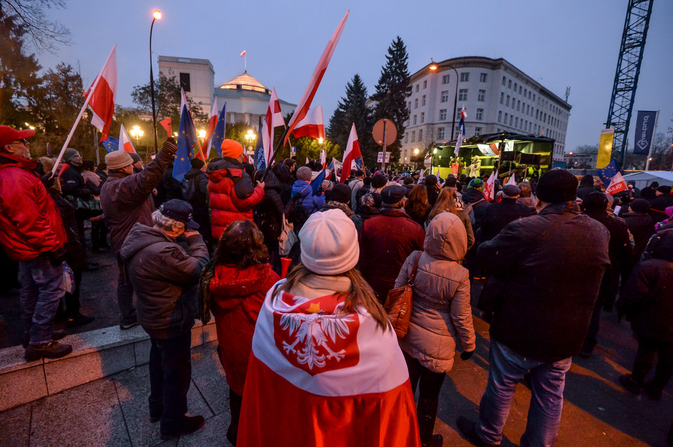 KOD i kluby "Gazety Polskiej". Demonstracje w Warszawie po zamieszaniu w Sejmie