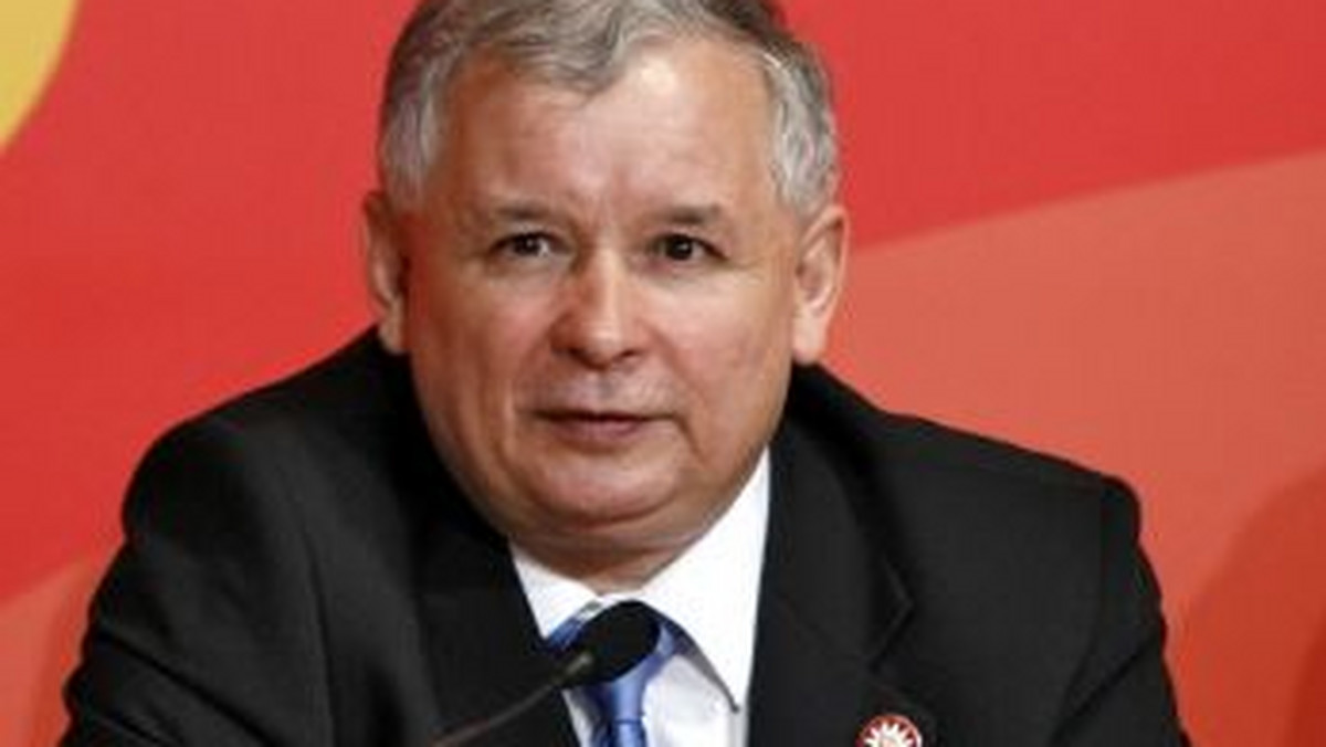 - Istnieje koalicja PO-PSL i wygląda na to, że nic jej nie zagraża. Zakładam, że jeśli zostanę prezydentem, to przez kilkanaście kolejnych miesięcy premierem będzie Donald Tusk - mówił w telewizji Polsat News Jarosław Kaczyński.