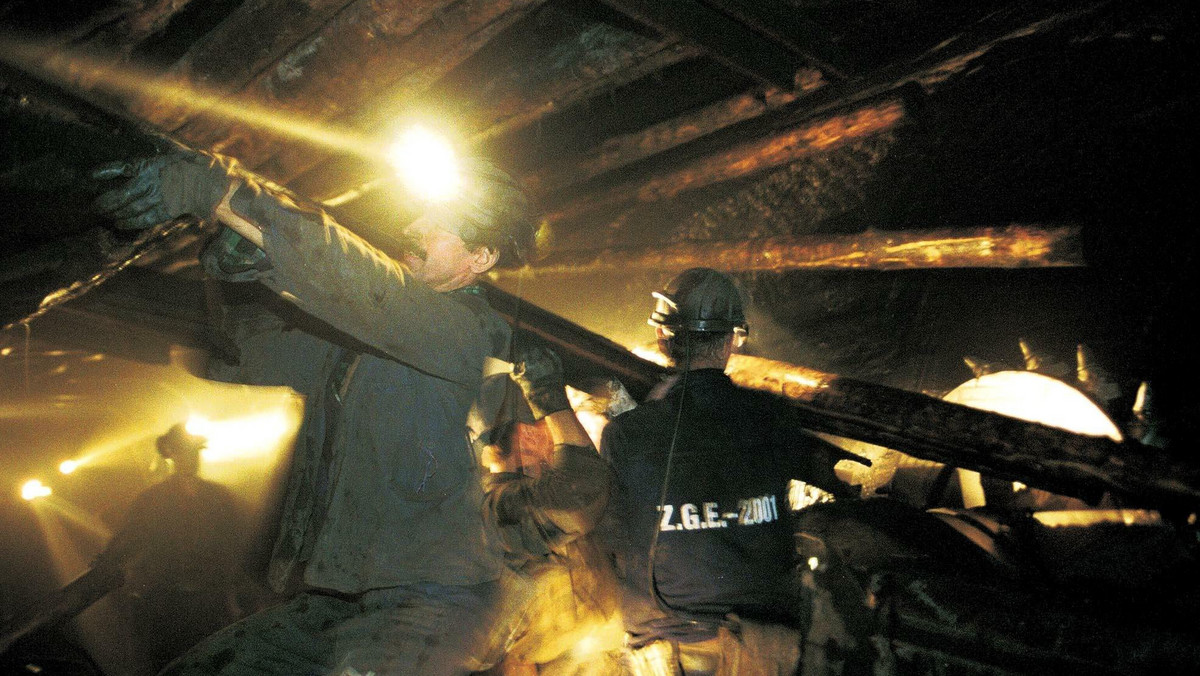 30 górników zostało wycofanych z zagrożonego rejonu Zakładu Górniczego "Sobieski" w Jaworznie (Śląskie) po tym, jak urządzenia wskazały podwyższone stężenia tlenku węgla – podał Wyższy Urząd Górniczy w Katowicach.