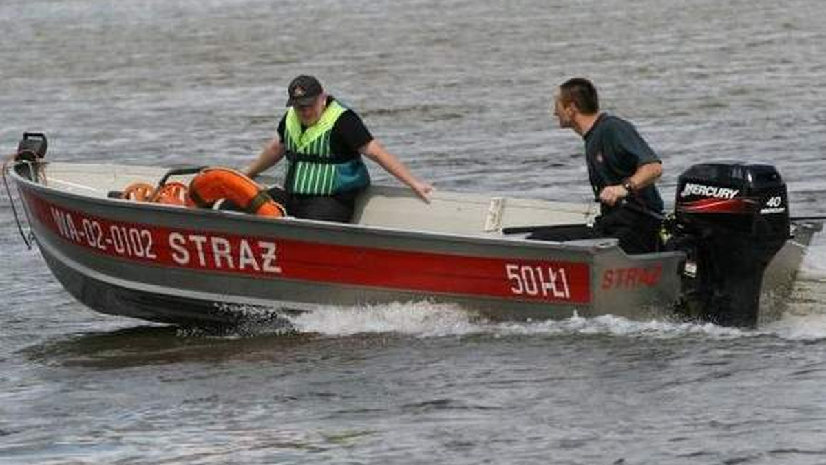 Białobrzeska policja, straż pożarna i ratownicy wodni prowadzą poszukiwania mężczyzny, który kąpał się w rzece - informuje "Echo Dnia".