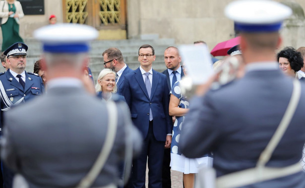 "Premier wybrał machanie ręką do policjantów i rozdawanie baloników". Śląska PO wzywa Morawieckiego do debaty