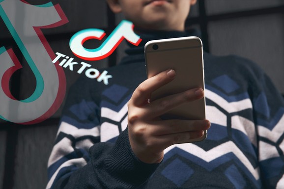 ALARMANTNO! Dečacima iz Užica i Beograda lekari se bore za život: Jedan se peo na vagon pod naponom zbog selfija, drugi pretrčavao ulicu zbog Tik Tok izazova!