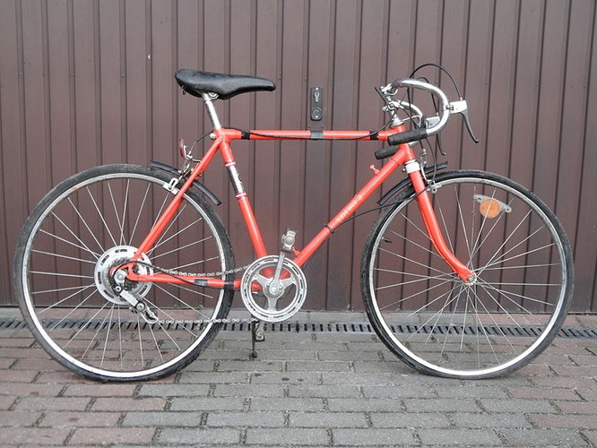 Rower szosowy produkowany przez firmę Romet w latach '80 XX. wieku. Produkowany jako imitacja roweru wyścigowego przeznaczona dla młodzieży. Spokrewniony większością osprzętu z pozostałymi rowerami tego producenta.