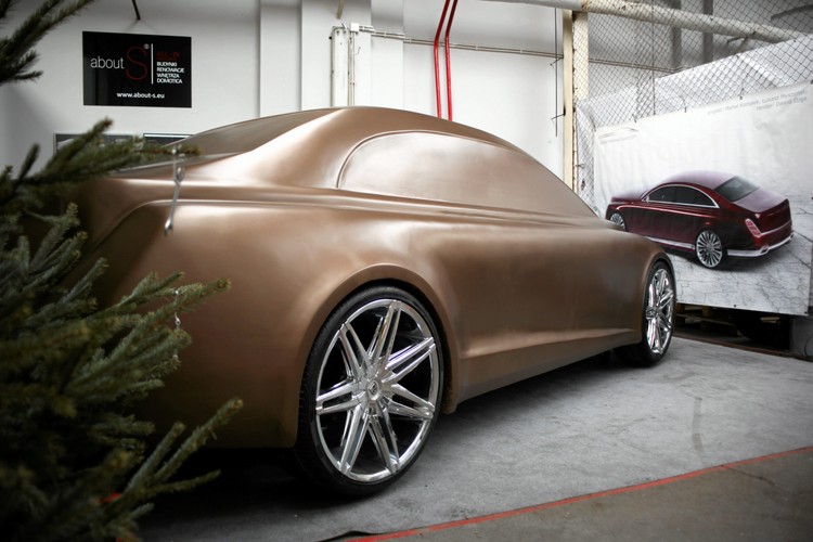 <strong>5. Powrót legendy polskiej motoryzacji – oto zdjęcia modelu nowej Warszawy</strong>
6 stycznia we wrocławskim warsztacie zaprezentowano styropianowy model „New Warsaw”, który ma nawiązywać do legendarnego auta Warszawa. W projekcie wskrzeszania Warszawy biorą udział także polskie firmy, które wspierają przedsięwzięcie reklamą, finansowo, w formie przekazanych części, a także służące pomocą przy wykonaniu poszczególnych elementów auta. Pierwsze testy drogowe prototypu zapowiadane są już na luty. <a href='http://www.forsal.pl/galerie/769217,zdjecie,1,nowa-warszawa-new-warsaw-wratislavia-zdjecia.html'target='_blank' style='color: blue'> Zobacz zdjęcia >>></a>