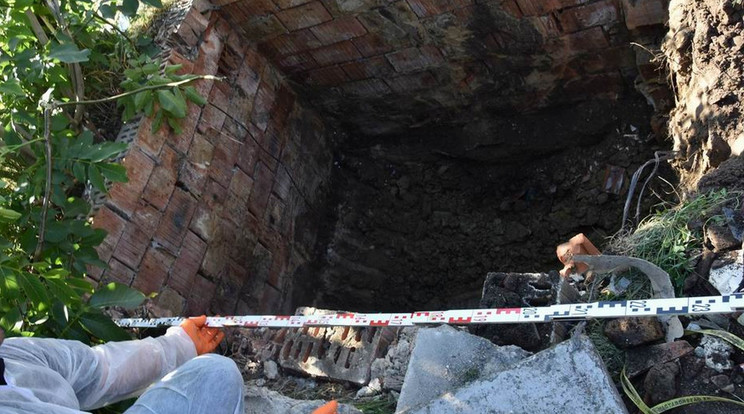 A fészer alá ásta el a 19 éves lány testét a férfi, onnan kerültek elő a csontok / Fotó: Police.hu