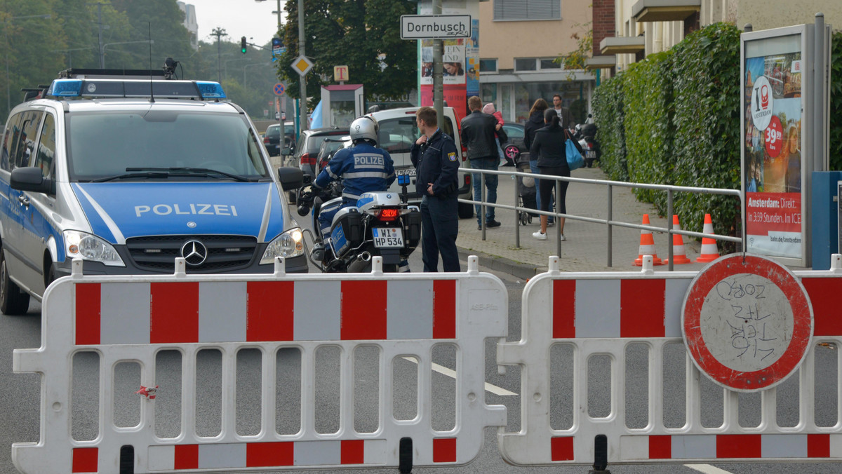 Saperzy rozbroili dziś we Frankfurcie nad Menem ważącą 1,8 tony brytyjską bombę lotniczą z czasów II wojny światowej - podała policja. Po odtransportowaniu niewybuchu blisko 70 tys. osób, które musiały opuścić zagrożoną strefę, będzie mogło wrócić do domów.