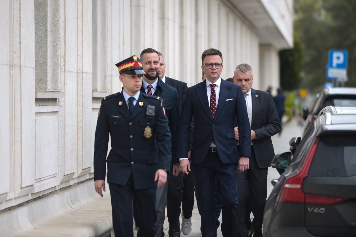 Liderzy Trzeciej Drogi: prezes Polski 2050, marszałek Sejmu Szymon Hołownia oraz prezes Polskiego Stronnictwa Ludowego, wicepremier, minister obrony narodowej Władysław Kosiniak-Kamysz przed rozpoczęciem konferencji prasowej w podcieniach Senatu w Warszawie