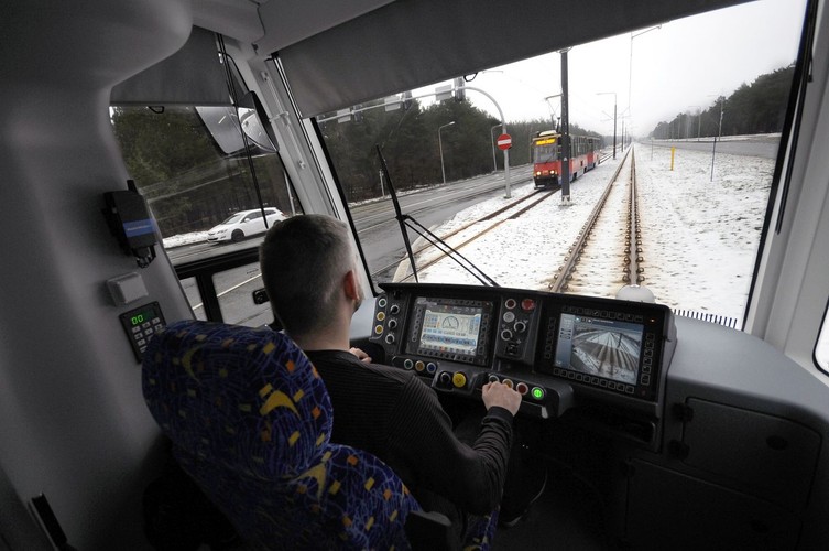 - W 2016 r. planujemy rozpocząć budowę linii tramwajowej przy ul. Kujawskiej. W tym przypadku też dokupimy do niej nowy tabor tramwajowy – zapowiada Krzysztof Kosiedowski z Zarządu Dróg i Komunikacji Publicznej w Bydgoszczy. Na zdj. Widok z kabiny bydgoskiego Swinga. Mijamy 105N z dawnego Konstalu