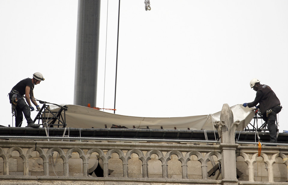 Trwają prace zabezpieczające wnętrze katedry Notre Dame