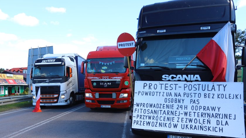 Kierowcy chcą, żeby Ukraińcy skrócili kolejki dla pustych ciężarówek. W proteście zablokowali przejście w Dorohusku. Puszczamy jedno auto na godzinę