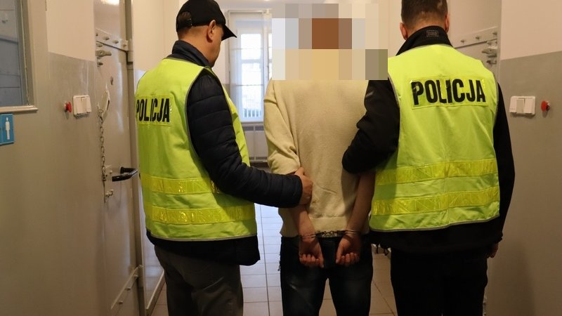 Policja prowadzi zatrzymanego