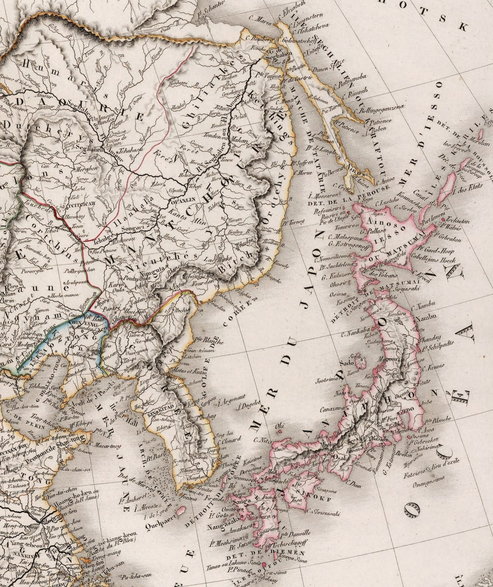 Na mapie, na północny-zachód od Japonii znajduje się wyspa Sachalin, a na północny-wschód rozpoczyna się archipelag Kuryli