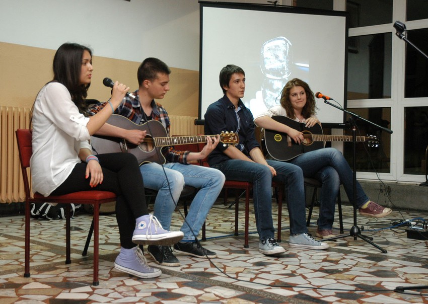 Učenici Filološke gimnazije priredili su humanitarno veče       foto: Ana Stojanović Hol Filološke gimnazije je u četvrtak uveče bio pun do poslednjeg mesta: na humanitarno veče su, osim gimnazijalaca i njihovih profesora, došli su i bivši učenici, ali i brojni drugi humani sugrađani.