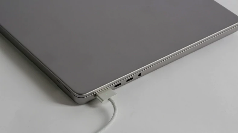 Złącze MagSafe powraca do MacBooka Pro 2021: trzymane magnetycznie złącze ładowania automatycznie zwalnia się przy mocniejszym pociągnięciu - chroniąc przed upadkiem