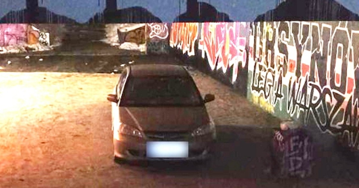 Jak on tam wjechał samochodem? Niecodzienny wyczyn 31-latka z Warszawy