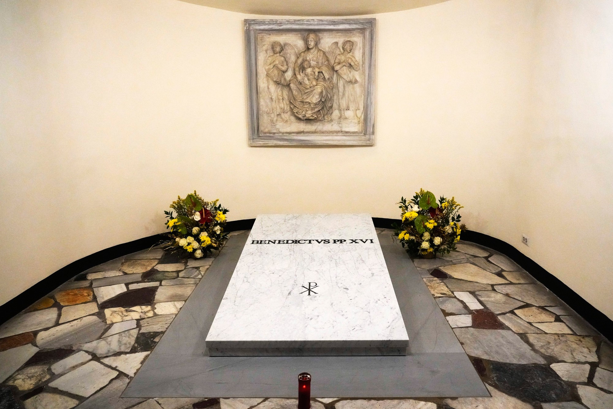 Hrobka emeritného pápeža Benedikta XVI.