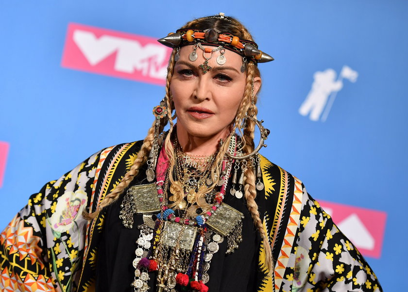 Madonna w bieliźnie. Pokazała bliznę po operacji biodra i ślady po "bańkach"