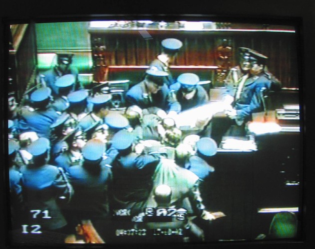 Gabriel Janowski zasłynął również tym, że 16 stycznia 2000 roku przez kilkanaście godzin okupował sejmową mównicę w proteście przeciwko polityce prywatyzacyjnej