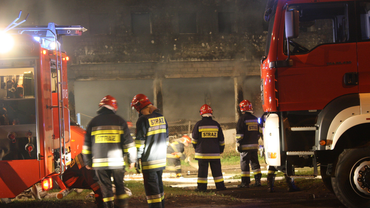 Strażacy dogaszają pożar hali produkcyjnej znajdującej się na terenie dawnej Stoczni Gdańskiej, który wybuchł w czwartek wieczorem. W obiekcie jedna ze spółek produkowała luksusowe jachty.
