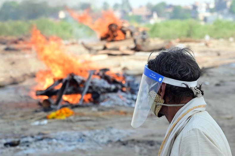 Spaljivanje tela pored reke Gang u Prajagraju