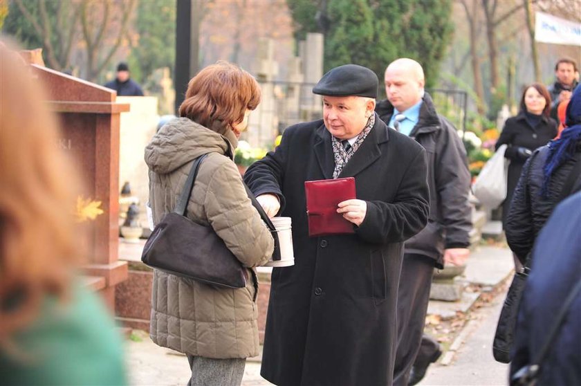 Prezydent Kaczyński na grobie ojca