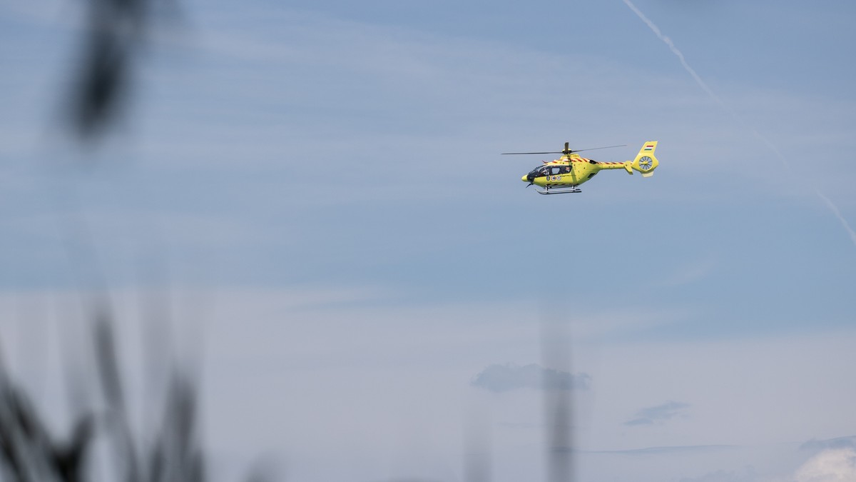 Szörnyű baleset Nyírbátornál: vonat csapódott a személyautóba, 100 méteren keresztül tolta maga előtt – Mentőhelikopter a helyszínen
