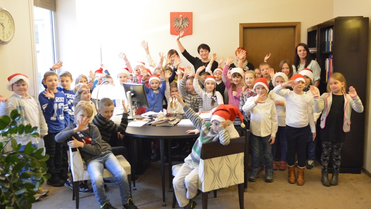 Tacy goście zawsze powodują, że nawet na twarzach urzędników pojawia się uśmiech. Tak było i tym razem, kiedy to gośćmi marszałek Elżbiety Anny Polak byli mali mikołajowie z Zespołu Szkół w Małomicach.