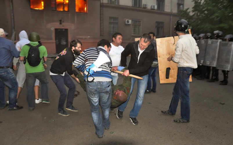 Pomoc rannym w pożarze w Odessie