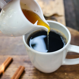 Czy kawę lepiej słodzić miodem? [WYJAŚNIAMY]
