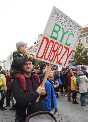 Pod pomnikiem Kopernika przy Krakowskim Przedmieściu zebrali się zwolennicy przyjęcia przez Polskę imigrantów z krajów muzułmańskich.
Dla współorganizator akcji, Filipa Ilkowskiego, oczywiste jest, że powinniśmy przyjmować uchodźców. Podkreśla, że tysiące z nich giną w trakcie przeprawy do Europy przez Morze Śródziemne. Według niego, mamy zobowiązania wobec imigrantów - nasz kraj uczestniczył w operacjach wojskowych w Iraku i Afganistanie, a Polska jest sama krajem, z którego imigrują ludzie.
W trakcie manifestacji zbierano podpisy pod petycją w sprawie przyjęcia uchodźców, a także zbierano dary dla nich. Równocześnie w Warszawie odbył się marsz sprzeciwu dla idei przyjęcia uchodźców w naszym kraju.