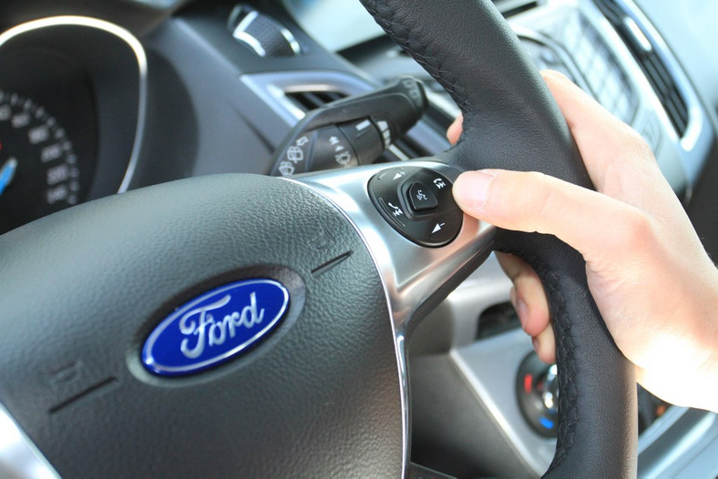 Ford Focus Kombi, przyciski na kierownicy