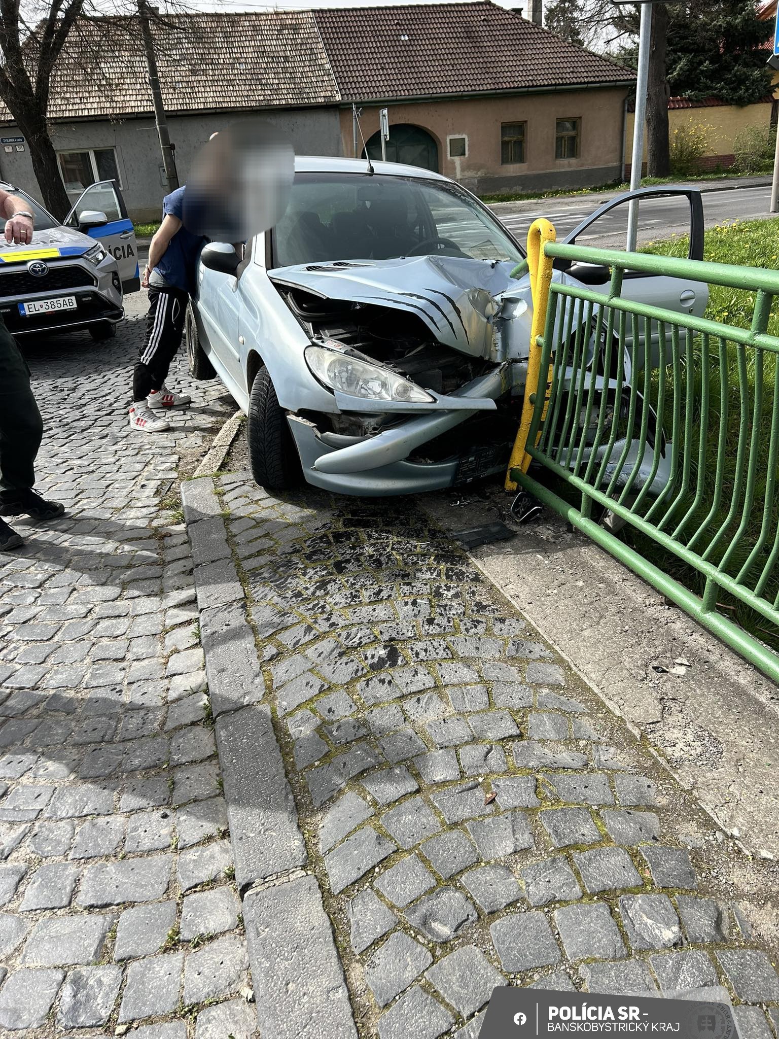Policajná naháňačka skončila nárazom osobného auta do zábradlia mosta.