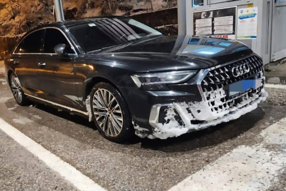 Policija na prelazu Šćepan Polje pretresla "Audi A8" Počasnog konzultata Belorusije u BiH, pa ODMAH uhapsila vozača! Nađeno mu oružje i municija (FOTO)