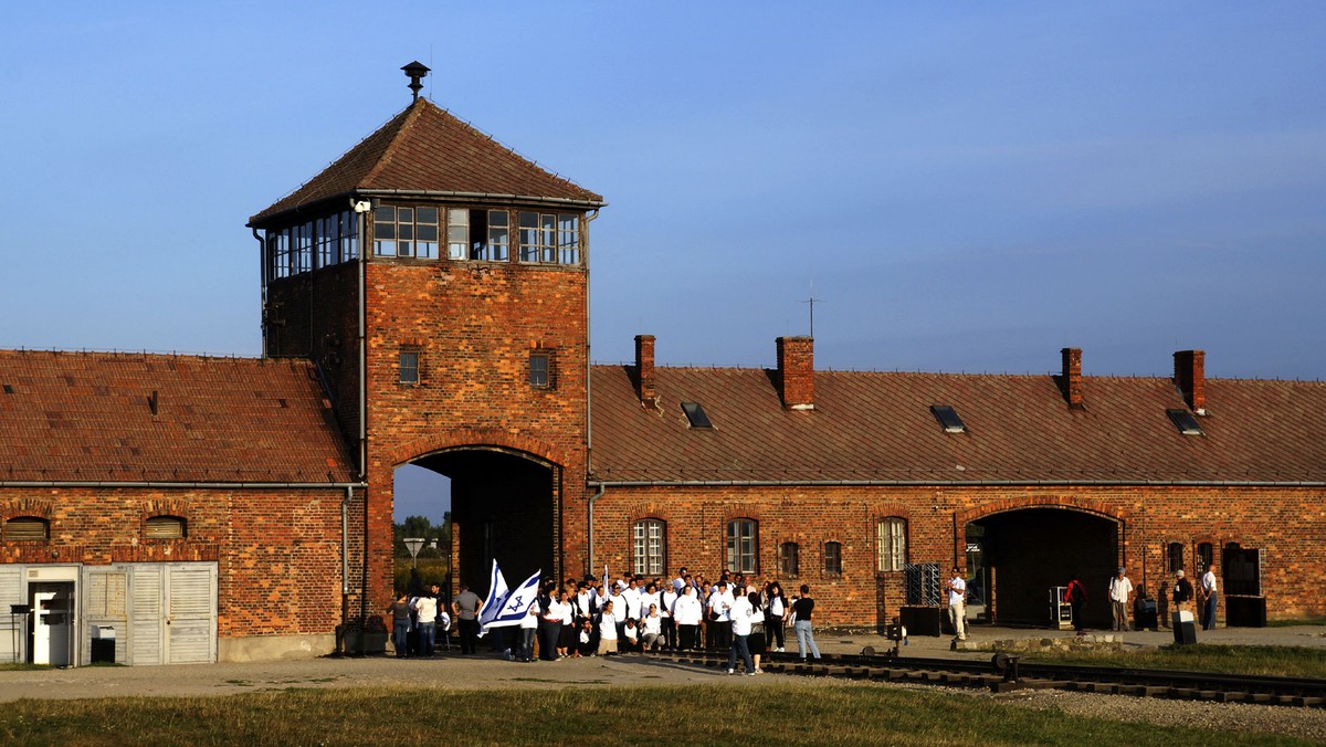 Była radiotelegrafistka w nazistowskim obozie zagłady w Auschwitz została oskarżona przed sądem w Kilonii o pomoc w zamordowaniu 260 tys. osób - poinformowała dziś prokuratura kraju związkowego Szlezwik-Holsztyn.