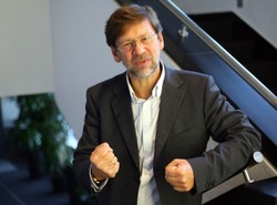 Pracownicy intrygują przez szefa